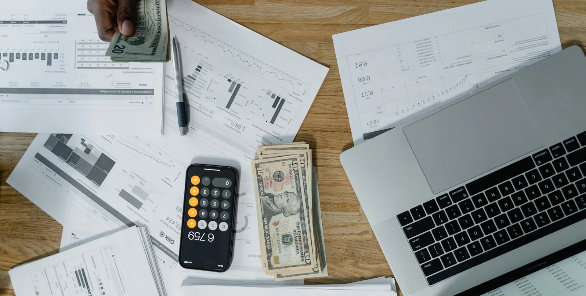 Ambiente de escritório de contabilidade com documentos financeiros